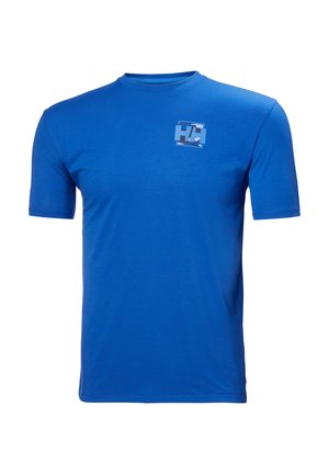 Camiseta de manga corta azul hecha de tela suave, con un logo cuadrado en un azul más claro en la parte izquierda del pecho. Cuello clásico tipo crew.