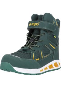 Dunkelgrüne High-Top-Stiefel aus Netz- und synthetischen Materialien. Mit gelben Akzenten, verstellbarem Riemen und weißer Sohle mit orangen Dämpfungsbereichen.