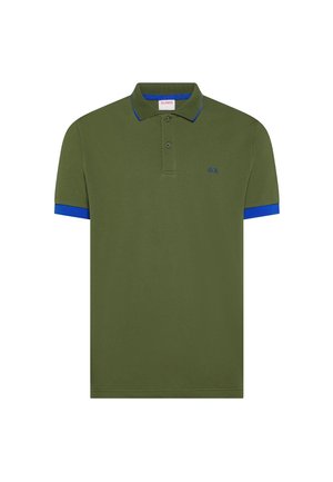 Polo a maniche corte verde oliva con polsini delle maniche blu, rifinitura del colletto blu, due bottoni e piccolo logo ricamato blu sul petto.