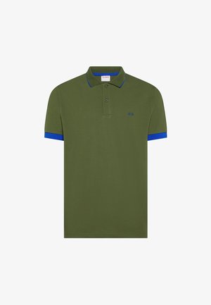 Polo a maniche corte verde oliva con polsini delle maniche blu, rifinitura del colletto blu, due bottoni e piccolo logo ricamato blu sul petto.