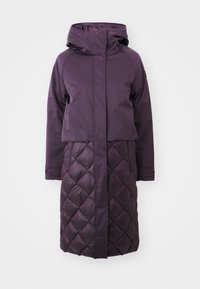 Geacă puffer într-o nuanță profundă de violet, cu o secțiune inferioară căptușită ce prezintă un model matlasat. Include o glugă și un închidere cu fermoar frontal.