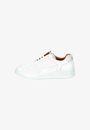 Weiße Leder-Sneaker mit einem niedrig geschnittenen Design, glatter Textur, kontrastierender, sandfarbener Innenausstattung und minimalistischen Akzenten. Dicke, leichte Sohle.