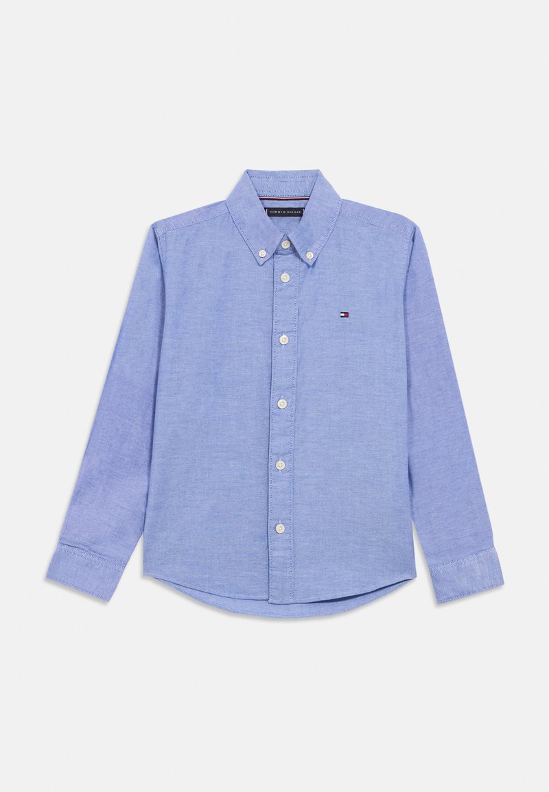 Lys blå langermet skjorte med krage og liten Tommy Hilfiger-logo på venstre bryst.