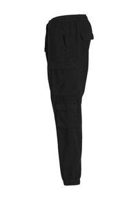 Pantalons cargo noirs avec une taille élastique, des poches latérales et de grandes poches cargo sur les cuisses. Fabriqués en tissu léger avec une texture lisse.