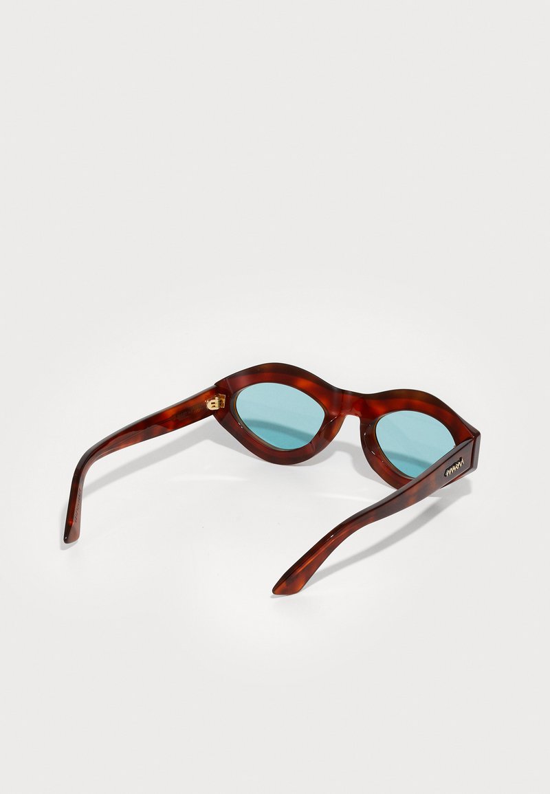Skildpadde-solbriller med blåtonede linser, oval form og slanke stænger. Har guldfarvede detaljer på hængslerne.