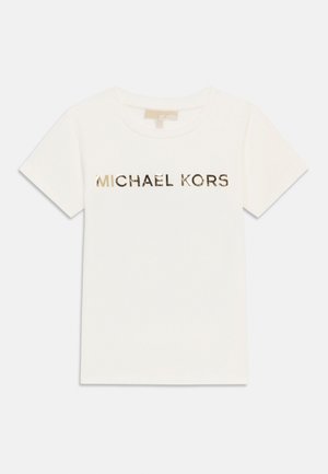 Tricou alb cu mâneci scurte, gât rotund și text metalic auriu „MICHAEL KORS” centrat pe partea din față.
