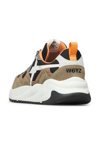 Sneaker chunky con suede beige, tessuto nero, suola bianca, interno arancione, linguetta sul tallone e logo "W6YZ" sul retro.