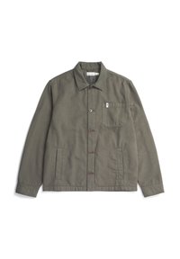 Chaqueta de lona verde oliva con cierre de botones, un bolsillo en el pecho y bolsillos laterales. Presenta un cuello clásico y mangas largas.
