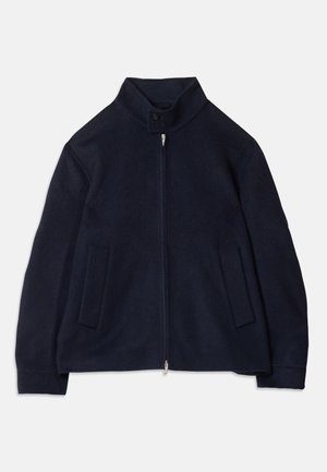 Marineblaue Fleecejacke mit Stehkragen, Frontreißverschluss, Knopfverschluss am Kragen und zwei vertikalen Fronttaschen.