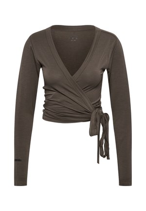 Długi rękaw, ciemnobrązowy top kopertowy z głębokim dekoltem w kształcie litery V i wiązaniem z boku, wykonany z lekkiego materiału.