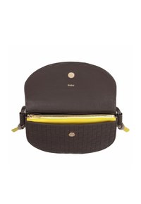 Borsa in pelle marrone scuro con una trama intrecciata, pattina rotonda, hardware dorato e una tasca interna con zip gialla. Include una tracolla regolabile.