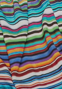 Bunt gestreifter Stoff mit wellenförmigen Linien in Blau-, Grün-, Rot-, Lila- und Orangetönen auf einem weißen Hintergrund. Weiche Textur.
