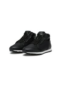 Zapatillas altas negras de piel suave, con acentos texturizados, suela de goma blanca y cordones negros. Diseño minimalista con detalle del logo.