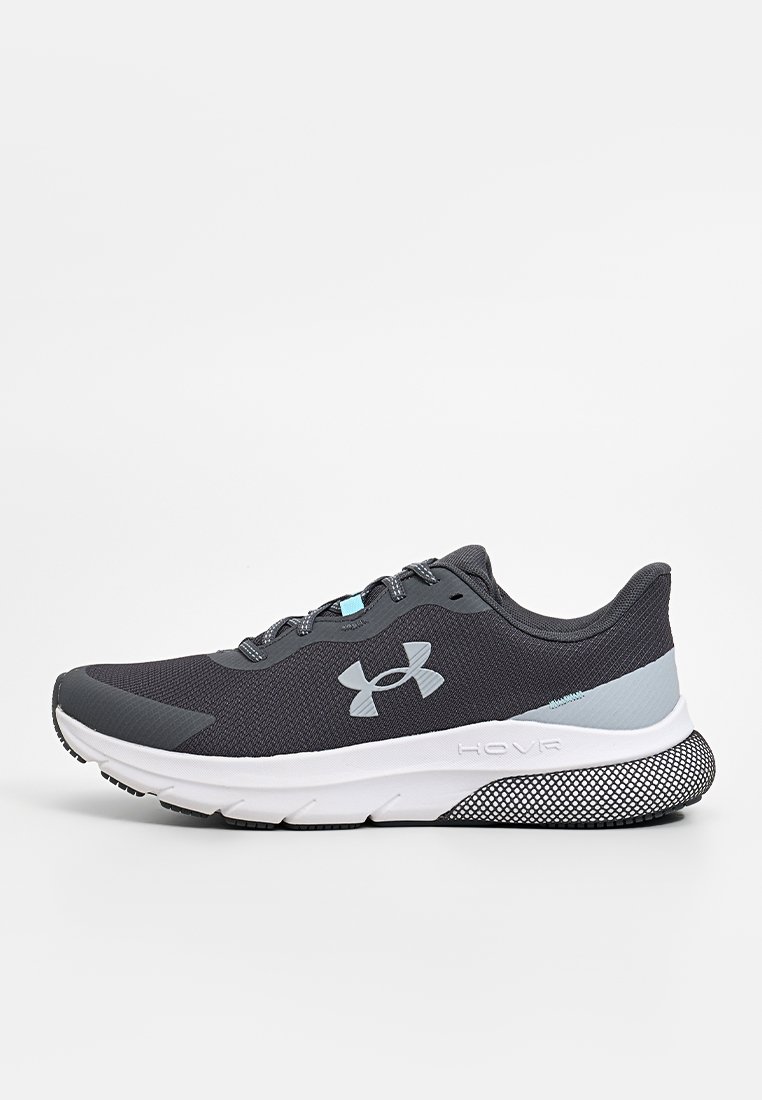Zapatilla deportiva negra con parte superior de malla, media suela blanca y suela exterior de goma negra texturizada. Acentos en azul claro y contra talón en gris.