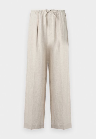 Ελαφρά μπεζ λινά παντελόνια με χαλαρή εφαρμογή, διαθέτουν ελαστική μέση με κορδόνι και πτυχώσεις στο πλάι για επιπλέον άνεση και στυλ.