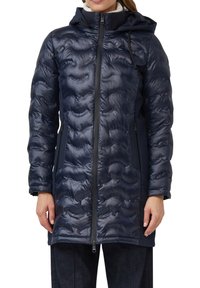 Mornarska pufasta jakna s kapuco, kvadratnim vzorcem, sprednjim zadrgo in dvema stranskima žepoma. Ima mehko, teksturirano podlogo pri ovratniku.