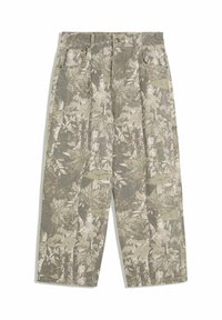 Cargo broek met wijde benen in een groen en beige camouflagepatroon van bladeren en schors, met voorzakken en riemlussen.