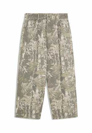Vihreät ja beige camouflaged lehden ja kuoren kuvioiset cargo-housut, joissa on leveät lahkeet, etutaskut ja vyölenkit.