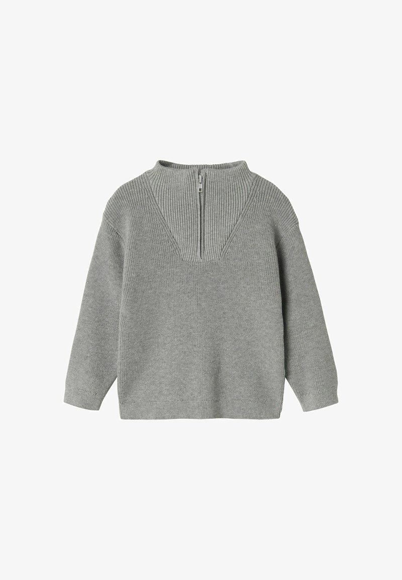 Grauer langärmeliger Strickpullover mit einem gerippten hohen Kragen und einem Viertelreißverschluss vorne.