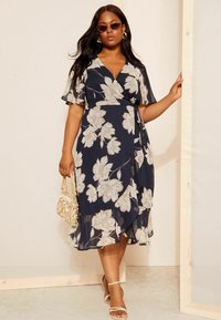 Friends Like These PLUS SIZE FIT - MIX FLUTTER SLEEVE WRAP  - Denní šaty - navy