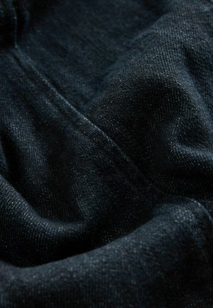 Donkerdenim stof met een subtiele textuur en een lichte glans. Zachte, gladde oppervlakte met zichtbare weefsels en draden, in een rijke zwarte kleur.