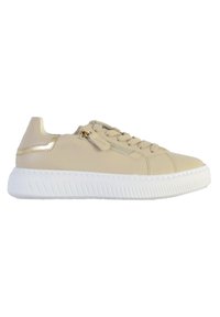 Baskets beiges avec une tige synthétique lisse, semelle en caoutchouc blanche, accents métalliques décoratifs et lacets plats. Détail de fermeture éclair sur le côté inclus.