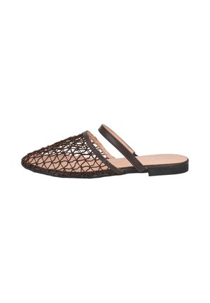 Sandalia mule plana marrón para mujer con parte superior de malla tejida y una única tira sobre el empeine, suela plana y diseño de puntera puntiaguda.