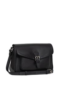 Borsa a spalla in pelle nera con chiusura a pattina e hardware argentato. Presenta una superficie testurizzata, tracolla regolabile e un dettaglio a fibbia frontale.