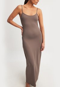 NA-KD Dolga obleka - brown