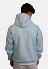 Felpa blu chiaro con cappuccio ampio e maniche lunghe. Realizzata in tessuto morbido, presenta una vestibilità comoda e polsini a costine. Design semplice.
