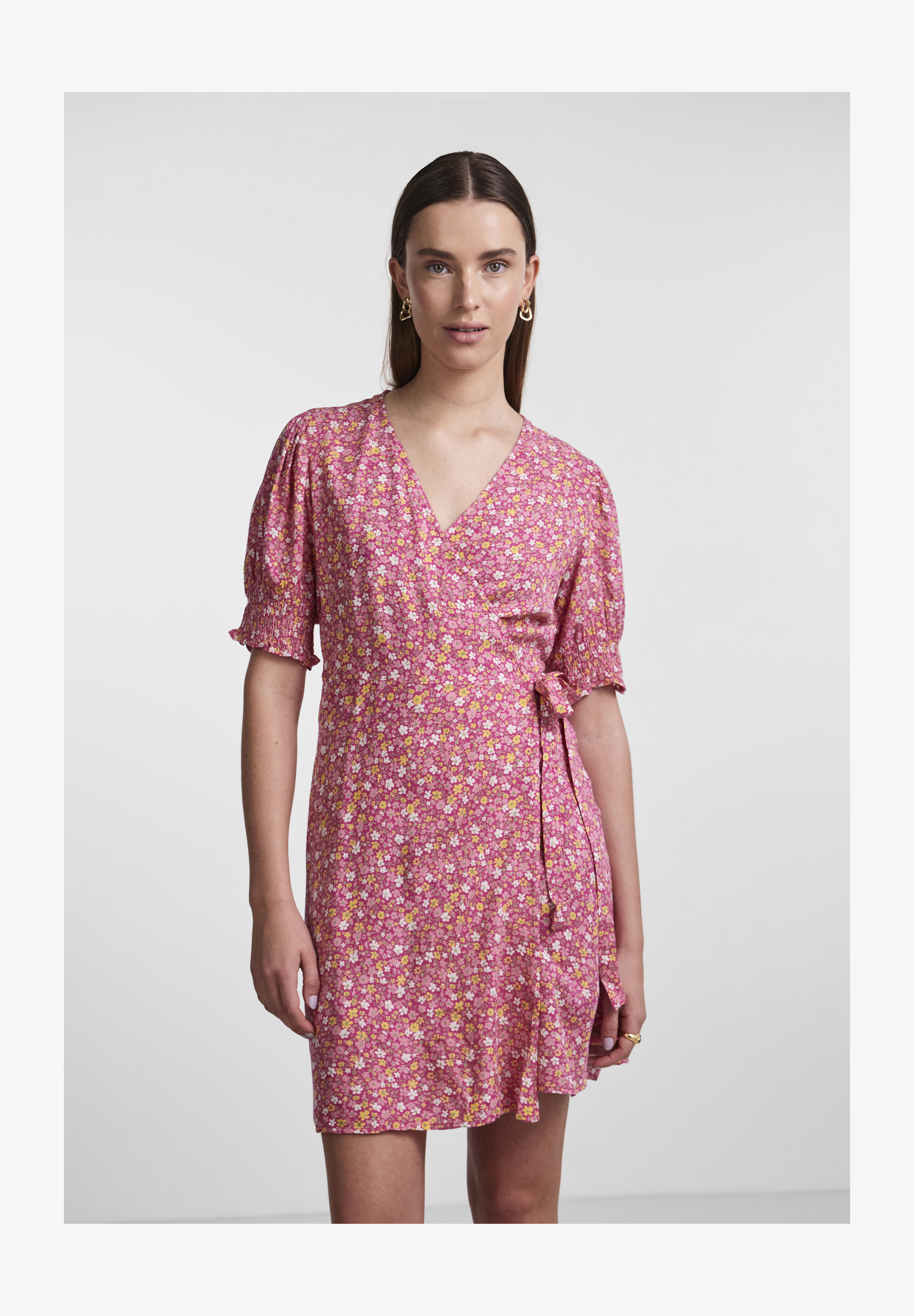 PIECES Pcpamela Lace Slip Top Noos BC Canotta Donna - Scollo A V Con Pizzo, Spalline Sottili Incrociate Sul Retro - Taglio Ampio, Ideale Per L'Estate