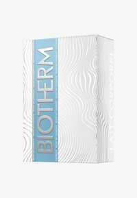 Biotherm kropslotion emballage har en hvid kasse med bølgende teksturerede mønstre og en lyseblå panel, der viser mærkenavnet.