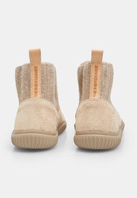 Botas de tobillo beige con un exterior texturizado similar a la lana y suelas de goma lisas. Presentan una lengüeta de cuero con la marca "WEINBRENNER".