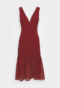 Vestido vermelho com decote V profundo, corpete justo e bainha assimétrica transparente com volantes. Feito de um tecido suave, apresenta um design limpo e estruturado.
