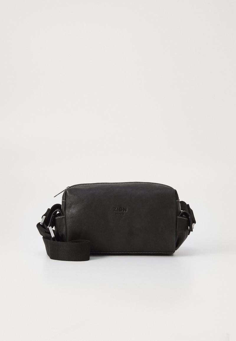 Borsa a tracolla in pelle nera con forma rettangolare, chiusura con zip, tracolla regolabile e un logo discreto sulla parte anteriore.