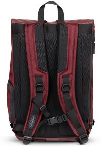 Černo-červený batoh s texturovaným síťovaným zadním panelem, polstrovanými ramenními popruhy a nastavovacími popruhy. Má postranní kapsy a horní ucho.
