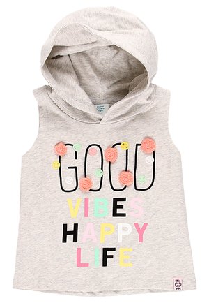 Lysegrå ærmeløs hættetrøje med farverige pomponer og teksten "GOOD VIBES HAPPY LIFE" i blandede farver og skrifttyper.