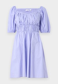 Robe lilas avec manches courtes bouffantes, corsage smocké et jupe fluide. Fabriquée en tissu léger, avec des détails froncés.
