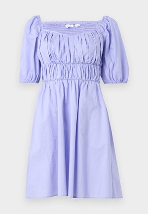 Lila Kleid mit kurz puffärmel, gerafftem Oberteil und fließendem Rock. Hergestellt aus leichtem Stoff mit gerafften Details.