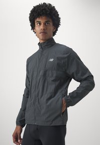 New Balance ATHLETICS REFLECTIVE PACKABLE JACKET - Veste de running - blacktop