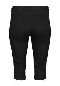 Mustad lühikesed teksapüksid tagataskute ja vööaasadega, nähtavalt tagant valgel taustal.