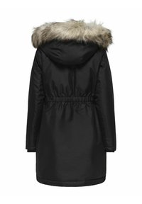 Černá parka s kapucí podšitou kožešinou, zúženým pasem a dlouhými rukávy. Hladký textilní povrch, minimální detaily na zadní straně.