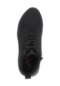 Zwarte hoge sneaker met een gladde, matte afwerking; heeft veters en een zijrits; gevoerd voetbed met contrasterend rood logo-detail.