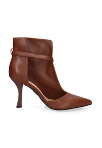 Bruin leren hoge hak met een spitse neus, enkelbandje en uitsparingen aan de zijkanten, voorzien van een slanke stilettohak. Glad oppervlak.