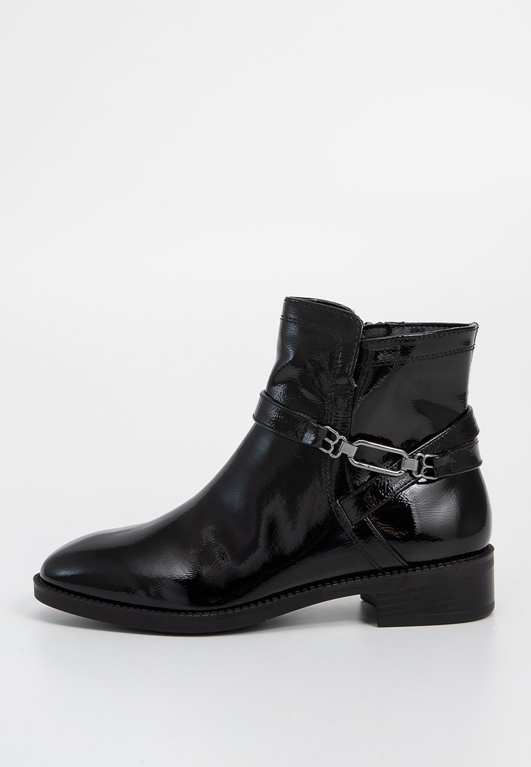 Zwarte lakleren enkellaars met een lage, gestapelde hak en een decoratieve band met een zilveren gesp aan de zijkant.