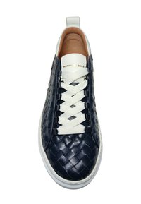 Sneaker in pelle intrecciata color navy con lacci bianchi, punta tonda e suola bianca. Presenta un piccolo tab sul tallone e il logo dorato del brand sulla linguetta.