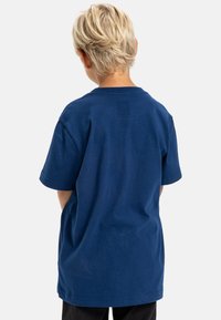 Námorně modré bavlněné tričko s krátkým rukávem, volný střih, kulatý výstřih a hladký zadní design.
