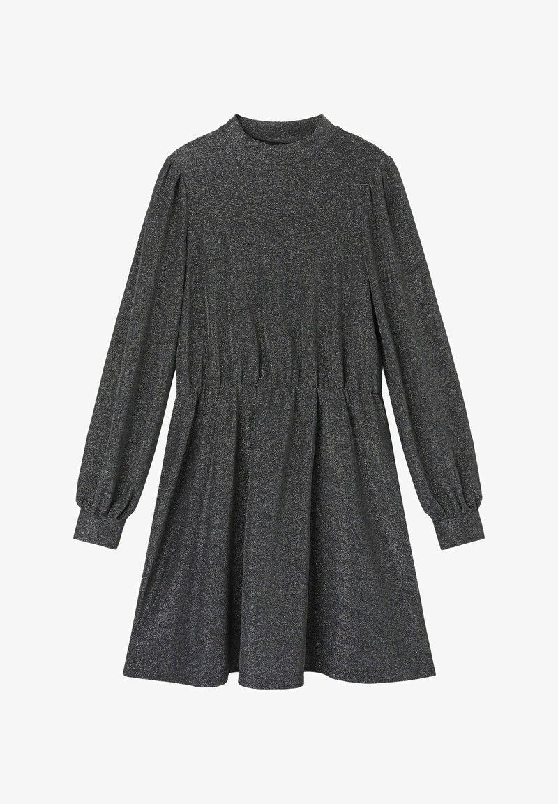 Crna metalik haljina s dugim nabranim rukavima, visokim ovratnikom i elastičnim pojasom okupljenim u lepršavu suknju.