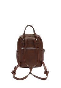 Sac à dos en cuir marron avec deux poignées supérieures, des bretelles réglables, une poche zippée à l'avant et une texture lisse.