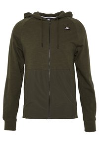 Olivově zelená mikina na zip s kapucí, vyrobená z měkkého materiálu, s přední kapsou a malým černým logem na levé straně hrudi.